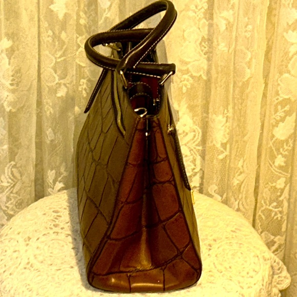 Gorgeous Dooney & Bourke Denison Satchel - Picture 7 of 15